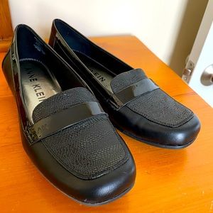 Black Anne Klein Vittorio loafers, size 9